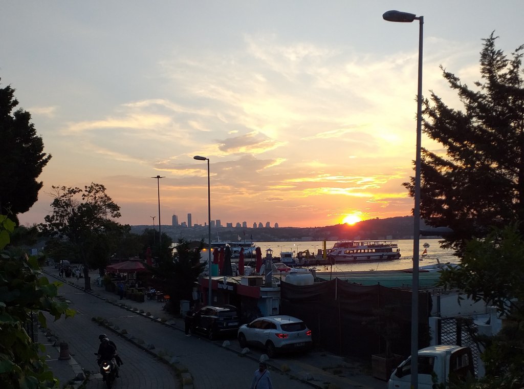 İstanbul - Boğaziçi - Paşabahçe, Sahilde Ev
                      ve Dükkan Satılık